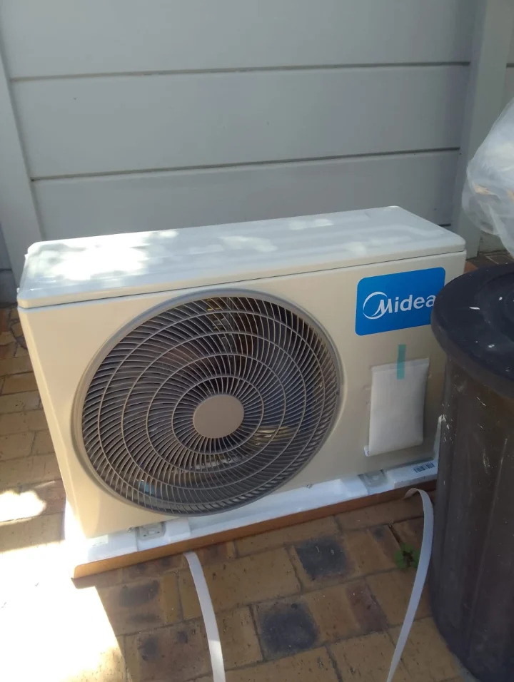 Midea 32,000 BTU outdoor air conditioner unit